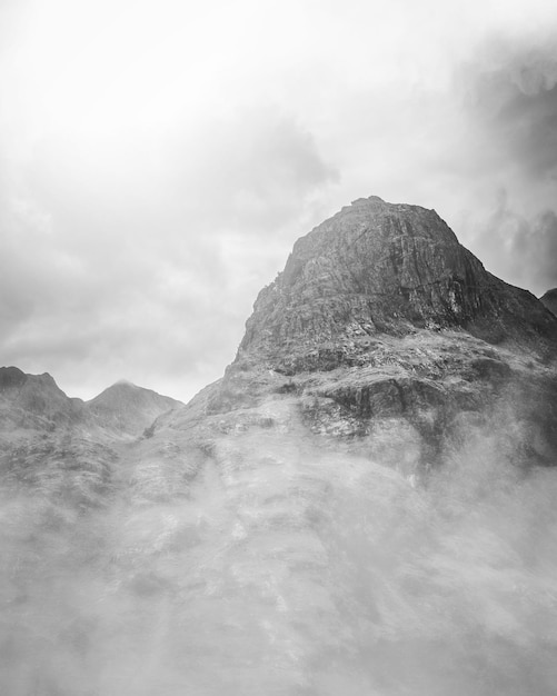 Photo scenic view of mountain against sky