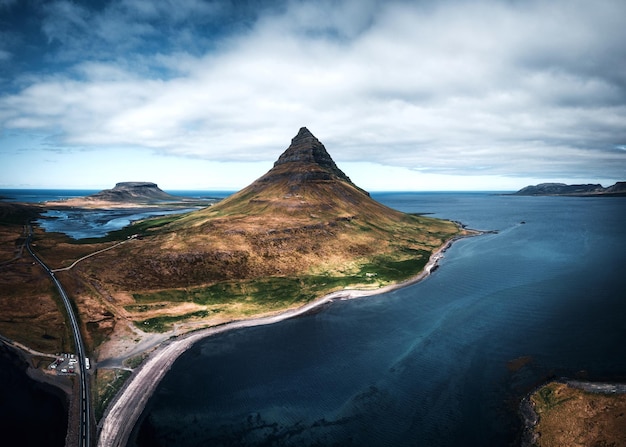 Photo scenic view of mountain by sea against sky