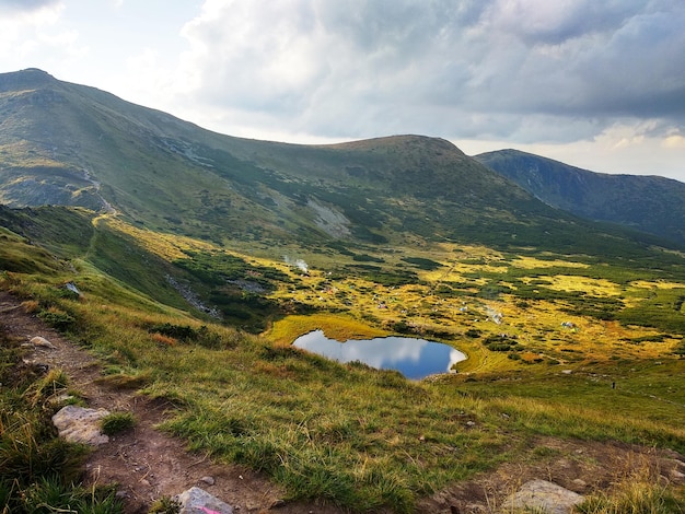 Photo scenic view of the mountain lake and range on a bright summer day