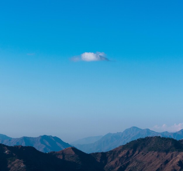 青い空に照らされた山脈の景色