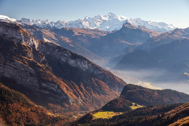 晴れた空の背景にある山脈の景色