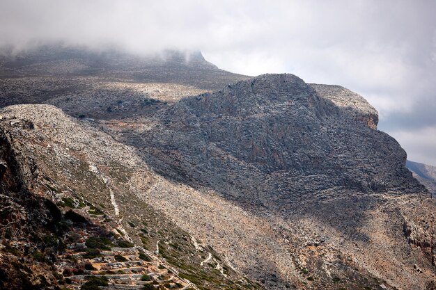 Foto la vista panoramica della catena montuosa contro il cielo