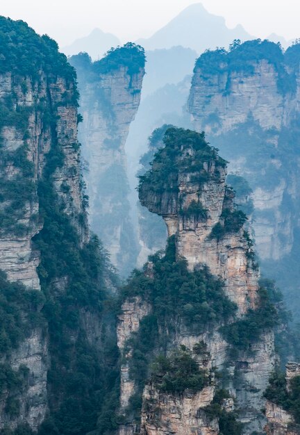 Foto la vista panoramica della catena montuosa