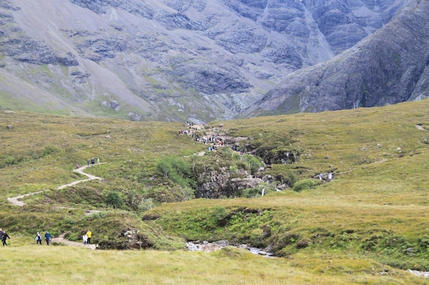 Foto la vista panoramica della catena montuosa