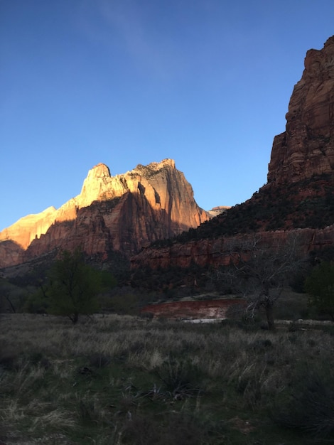 Photo scenic view of mountain range