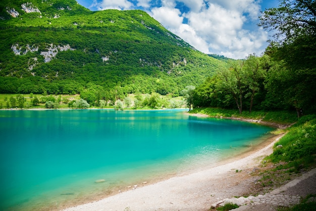 이탈리아 트렌티노(Trentino)의 투명한 청록색 물이 있는 산 텐노(Tenno) 호수의 아름다운 전망