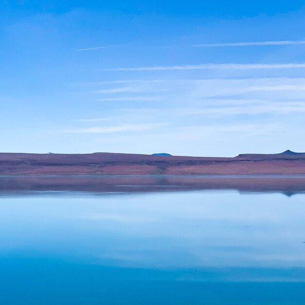 Foto la vista panoramica delle montagne contro il cielo blu