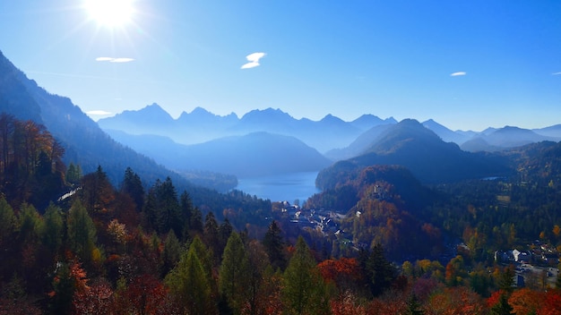 青い空の背景にある山の景色