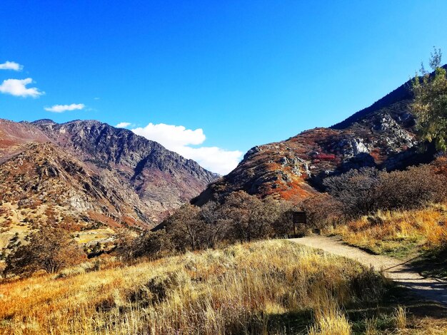 Photo scenic view of mountains against blue sky