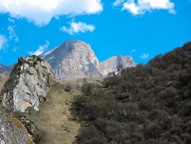 Foto la vista panoramica delle montagne contro il cielo blu