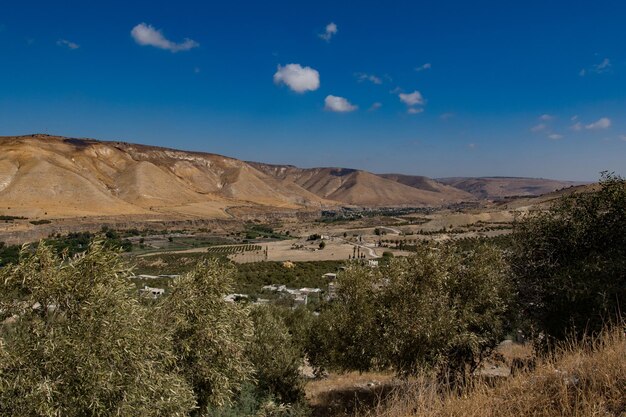 Foto la vista panoramica delle montagne contro il cielo blu