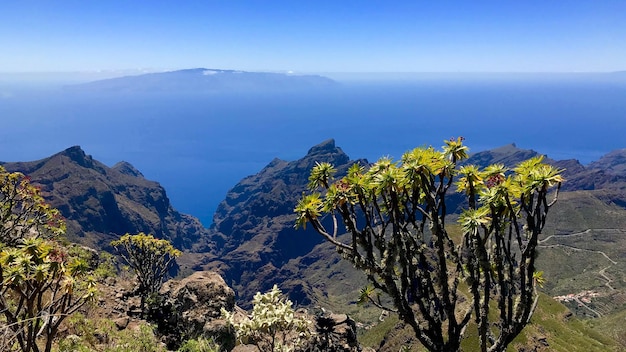 Photo scenic view of mountains against blue sky