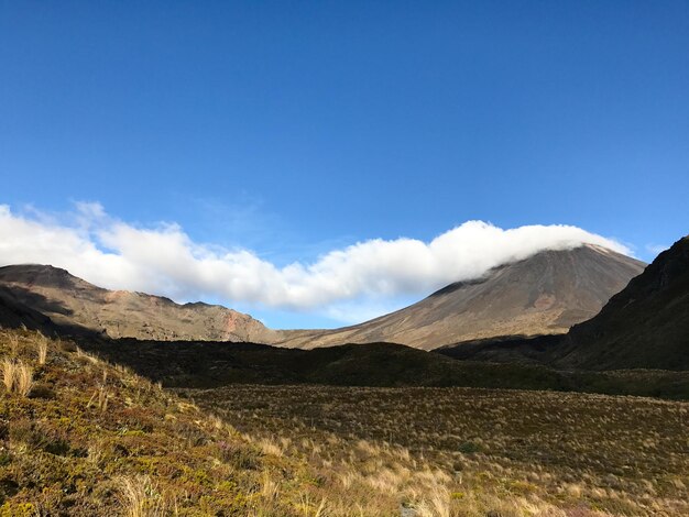 Foto la vista panoramica delle montagne contro il cielo blu