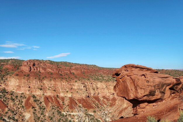 Photo scenic view of mountains against blue sky