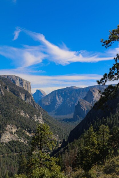 Photo scenic view of mountains against blue sky