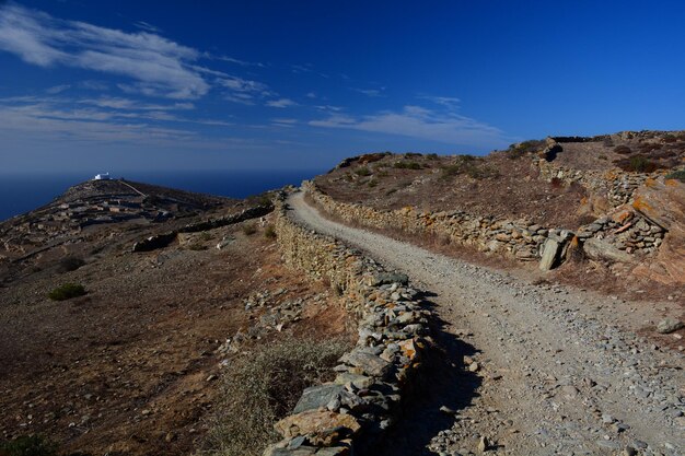 Foto la vista panoramica delle montagne contro il cielo blu