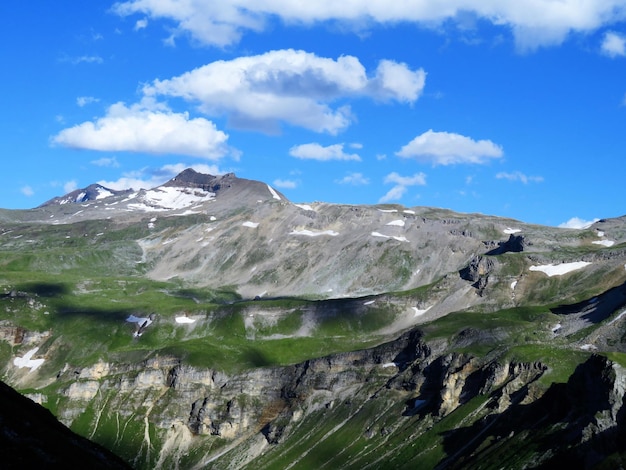 Foto la vista panoramica delle montagne contro il cielo blu