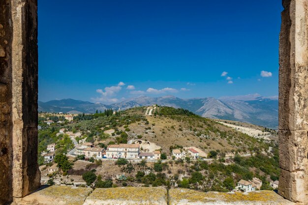 Foto la vista panoramica delle montagne contro il cielo blu