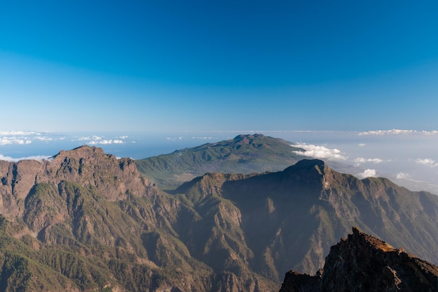 青い空の背景にある山の景色
