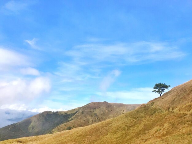 Photo scenic view of mountains against blue sky