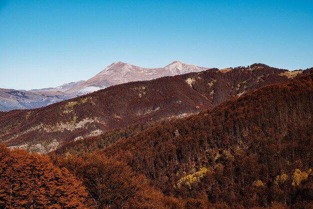 Photo scenic view of mountains against clear blue sky in amatrice lazio italy