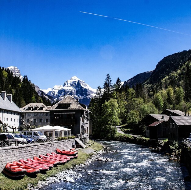 Foto la vista panoramica delle montagne contro un cielo azzurro limpido