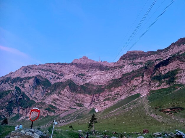 Foto la vista panoramica delle montagne contro un cielo azzurro limpido