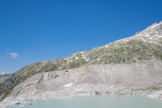 Foto la vista panoramica delle montagne contro un cielo azzurro limpido