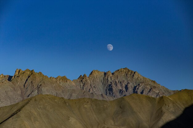 Foto la vista panoramica delle montagne contro un cielo azzurro limpido