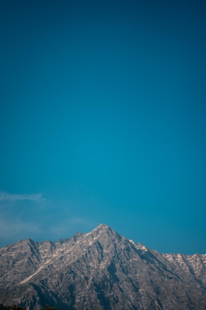 Photo scenic view of mountains against clear blue sky