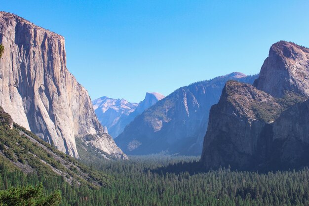 Photo scenic view of mountains against clear blue sky