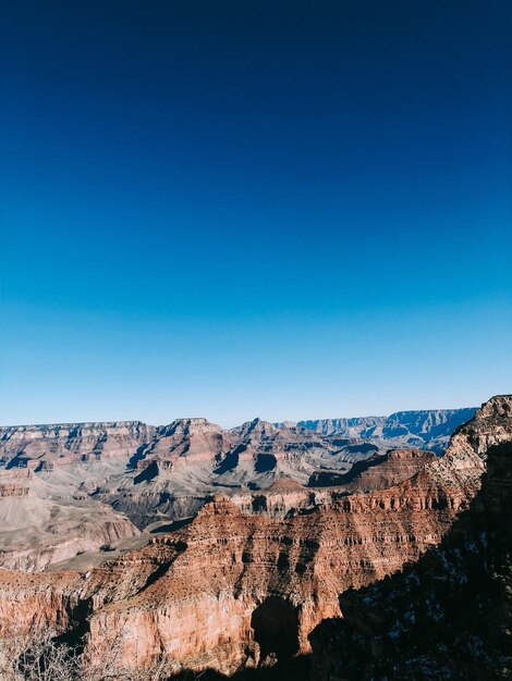 Photo scenic view of mountains against clear blue sky