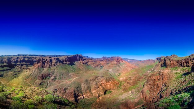 Photo scenic view of mountains against clear blue sky