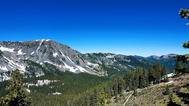 Foto la vista panoramica delle montagne contro un cielo azzurro limpido