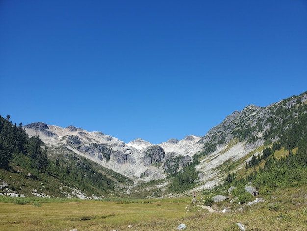 晴れた青い空に囲まれた山の景色