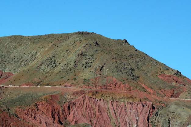 Foto la vista panoramica delle montagne contro un cielo azzurro limpido