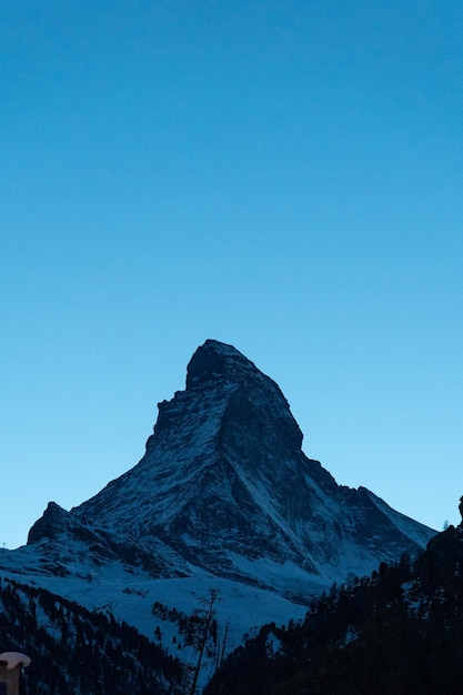 Foto la vista panoramica delle montagne contro un cielo azzurro limpido