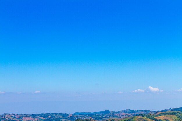 Foto la vista panoramica delle montagne contro un cielo azzurro limpido