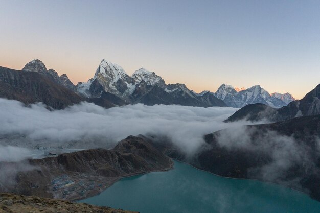 Photo scenic view of mountains against clear sky during sunset