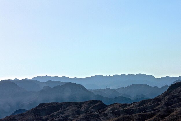 晴れた日に晴れた空を背景に山の景色