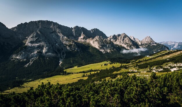 Photo scenic view of mountains against clear sky