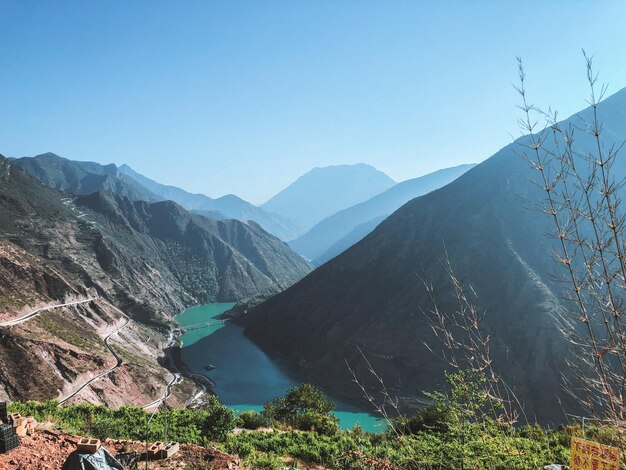 Foto la vista panoramica delle montagne contro un cielo limpido