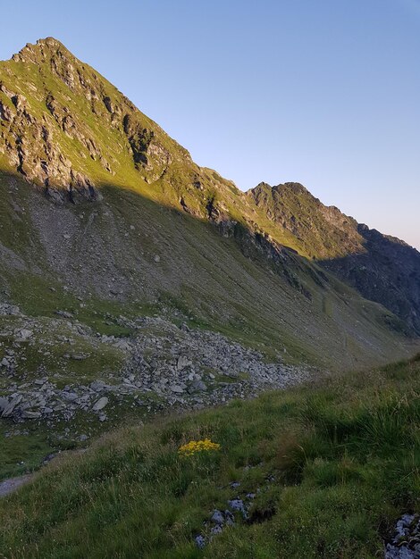 Foto la vista panoramica delle montagne contro un cielo limpido