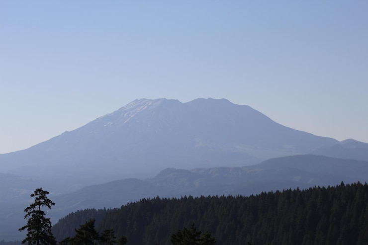Photo 晴れた空に囲まれた山の景色