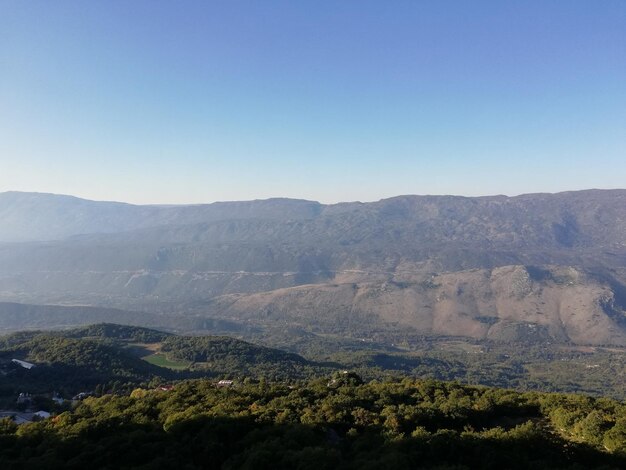 Foto la vista panoramica delle montagne contro un cielo limpido