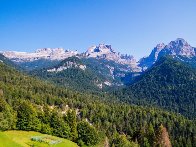 Foto la vista panoramica delle montagne contro un cielo limpido