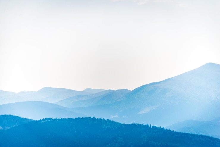 Photo 晴れた空に囲まれた山の景色