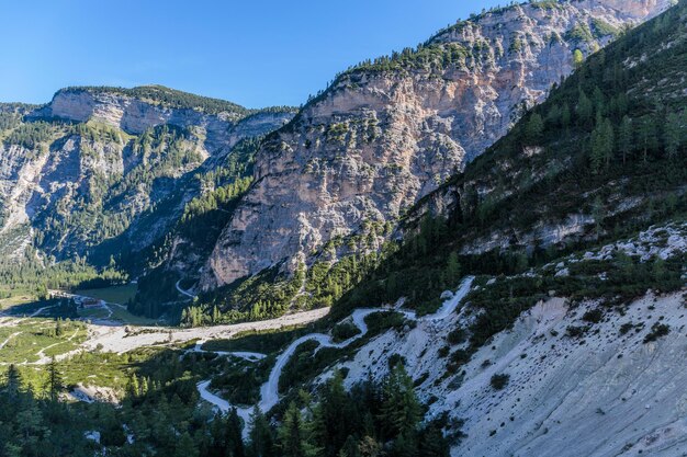 Foto la vista panoramica delle montagne contro un cielo limpido