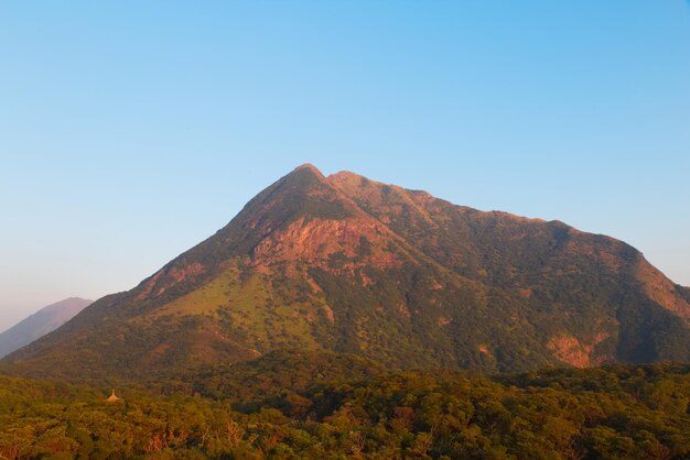 Foto la vista panoramica delle montagne contro un cielo limpido