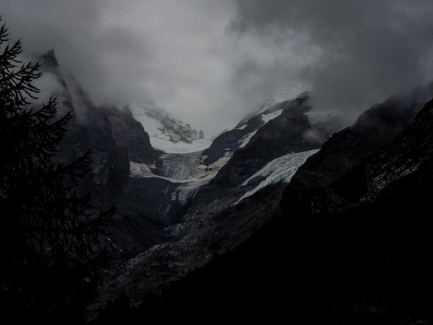 Photo scenic view of mountains against cloudy sky during winter